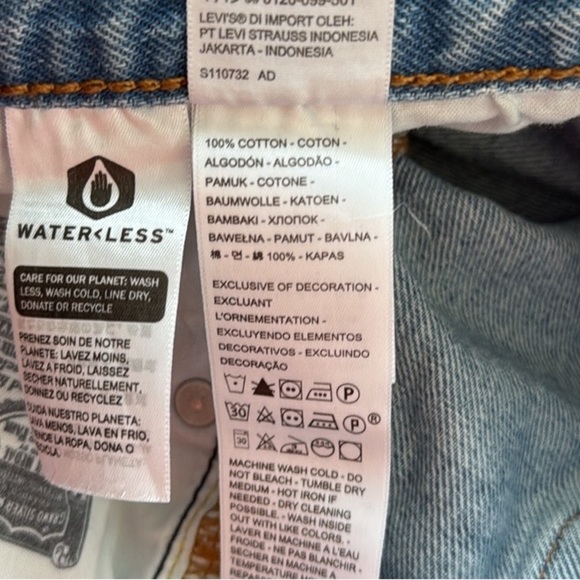 Levi’s Women’s 501 Distressed, Buttonfly, Frayed Hem Denim/Jean Shorts. Size 32. - Picture 10 of 12